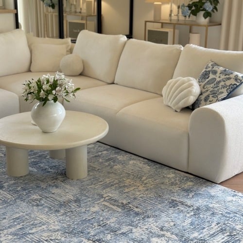 Blauer Teppich im mediterranen Wohnzimmer